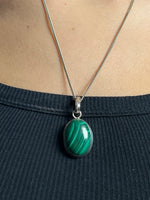 Load image into Gallery viewer, Vintage 1970s Silver Set Ring and Necklace with Green and White Agate
