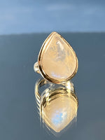 Load image into Gallery viewer, Vintage 1970s Silver Opalite / Moonstone Ring
