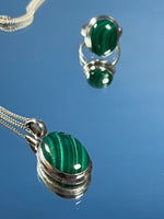 Load image into Gallery viewer, Vintage 1970s Silver Set Ring and Necklace with Green and White Agate
