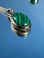 Load image into Gallery viewer, Vintage 1970s Silver Set Ring and Necklace with Green and White Agate
