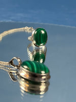 Load image into Gallery viewer, Vintage 1970s Silver Set Ring and Necklace with Green and White Agate
