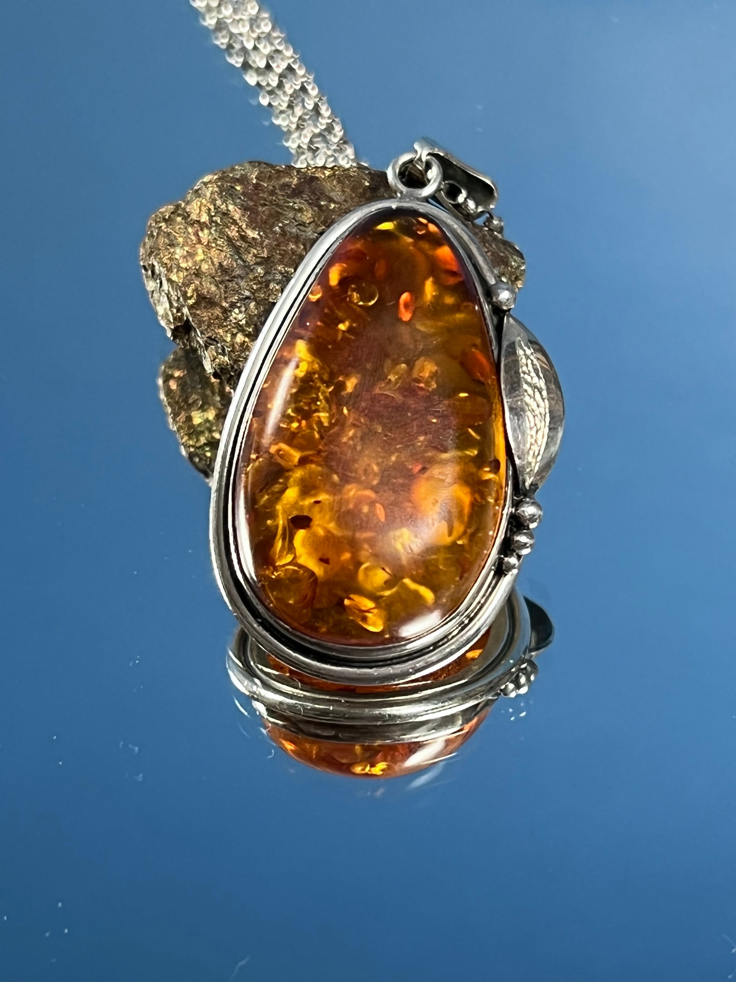 Vintage 1970s Native American Amber / Silver Necklace