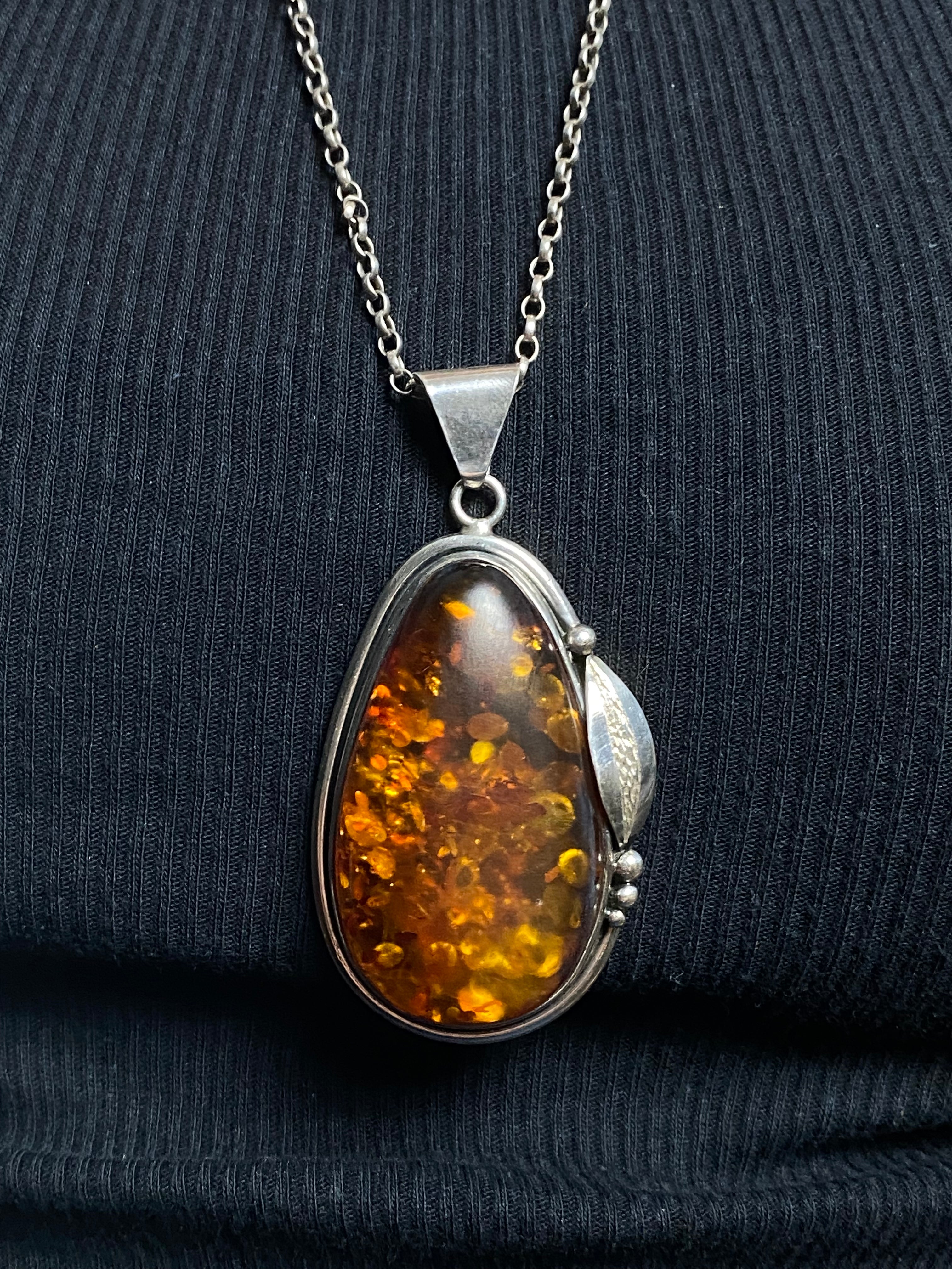 Vintage 1970s Native American Amber / Silver Necklace