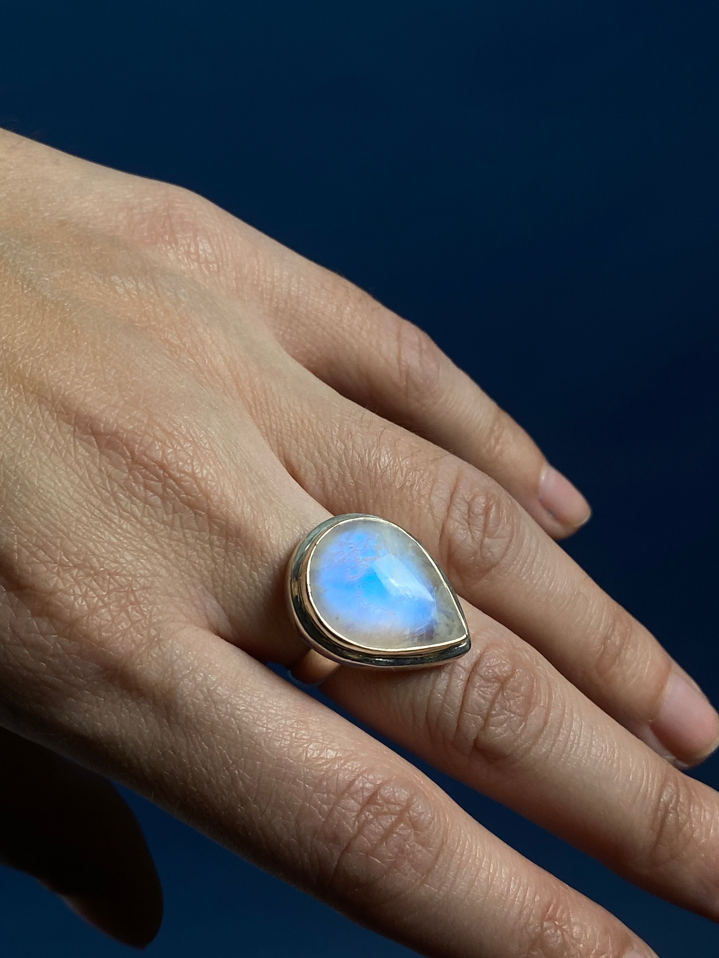 Vintage 1970s Silver Opalite / Moonstone Ring