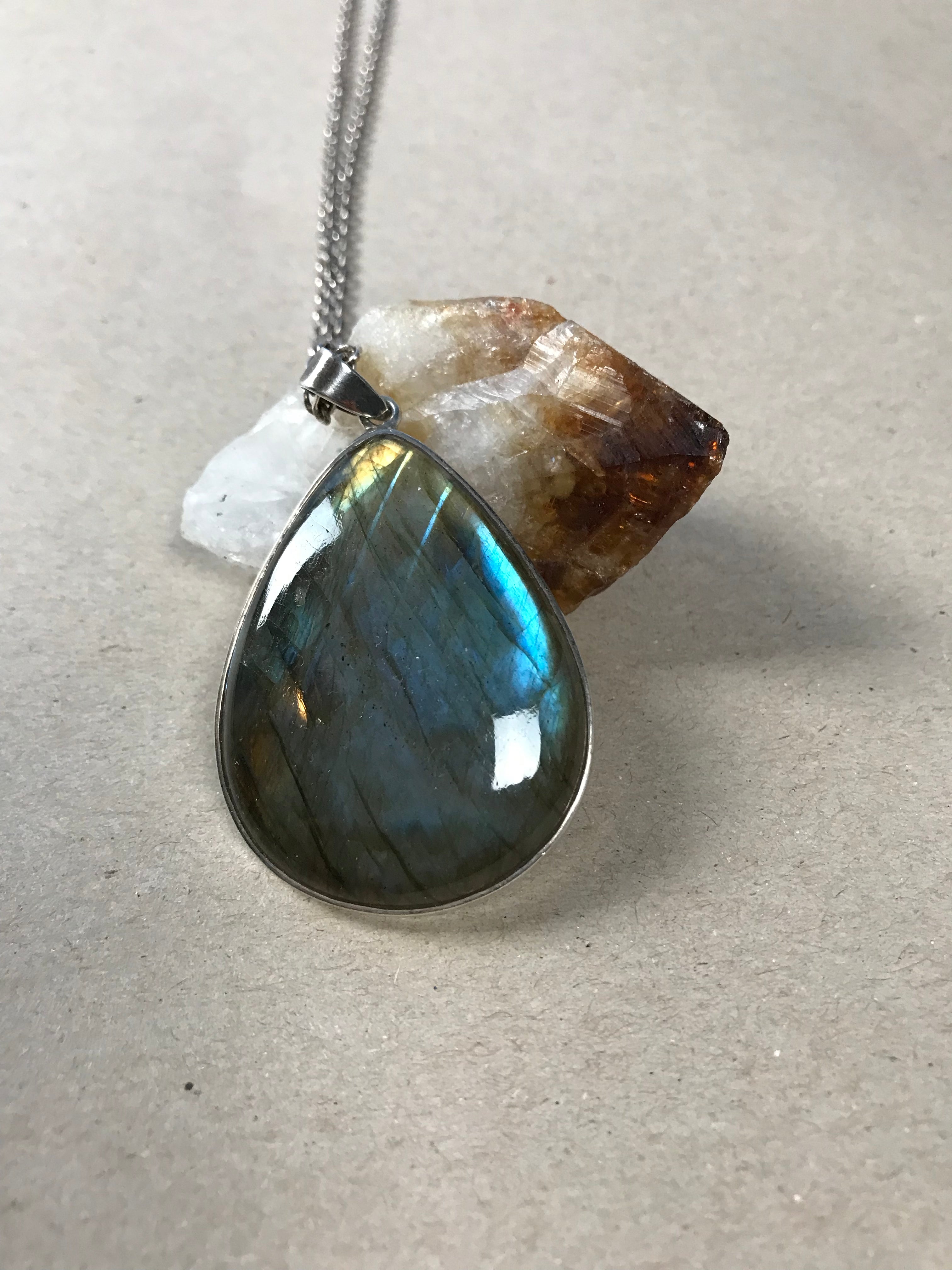 Vintage 1970s Silver Teardrop Shape Pendant w/ Labradorite Stone