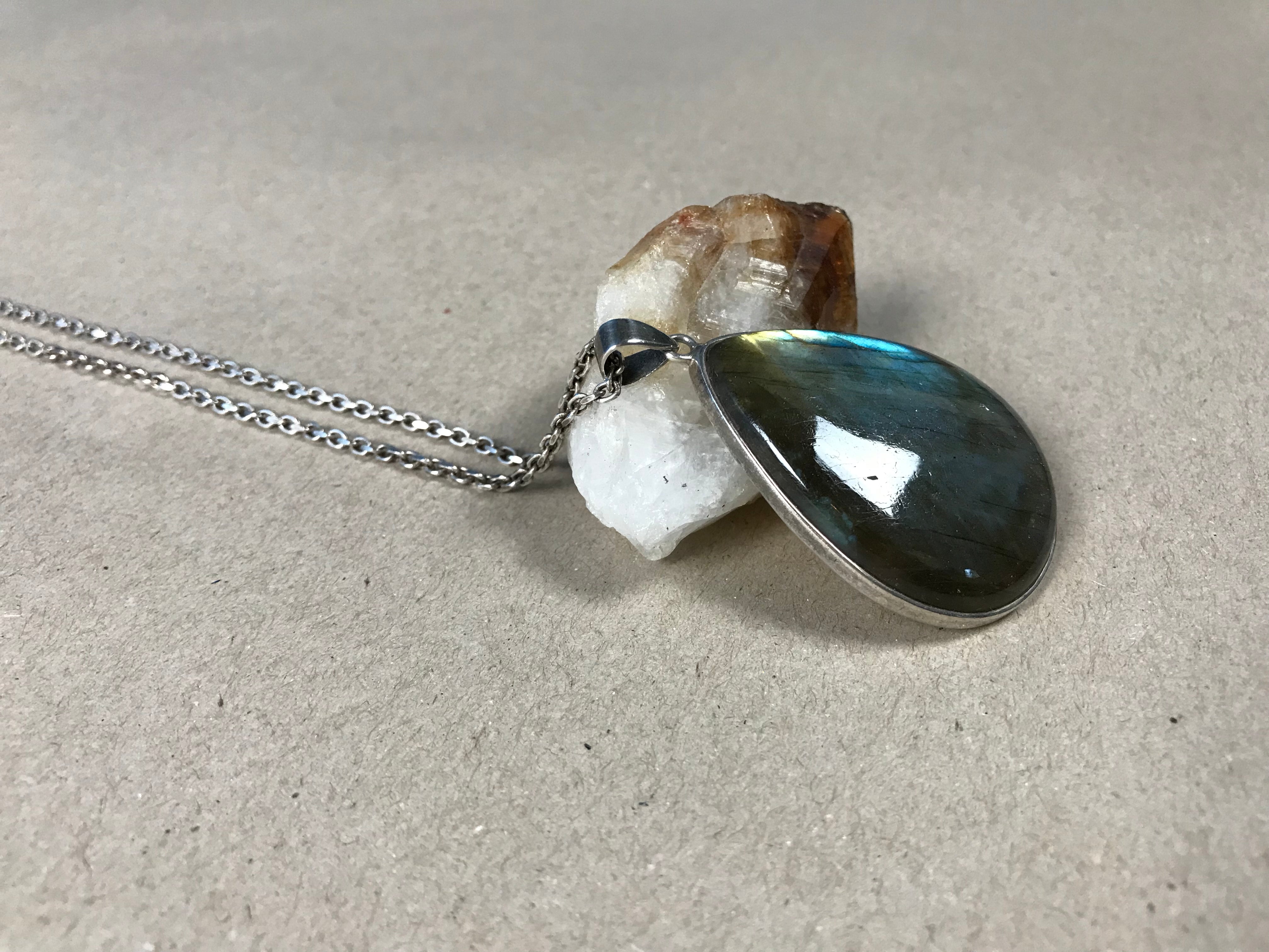 Vintage 1970s Silver Teardrop Shape Pendant w/ Labradorite Stone